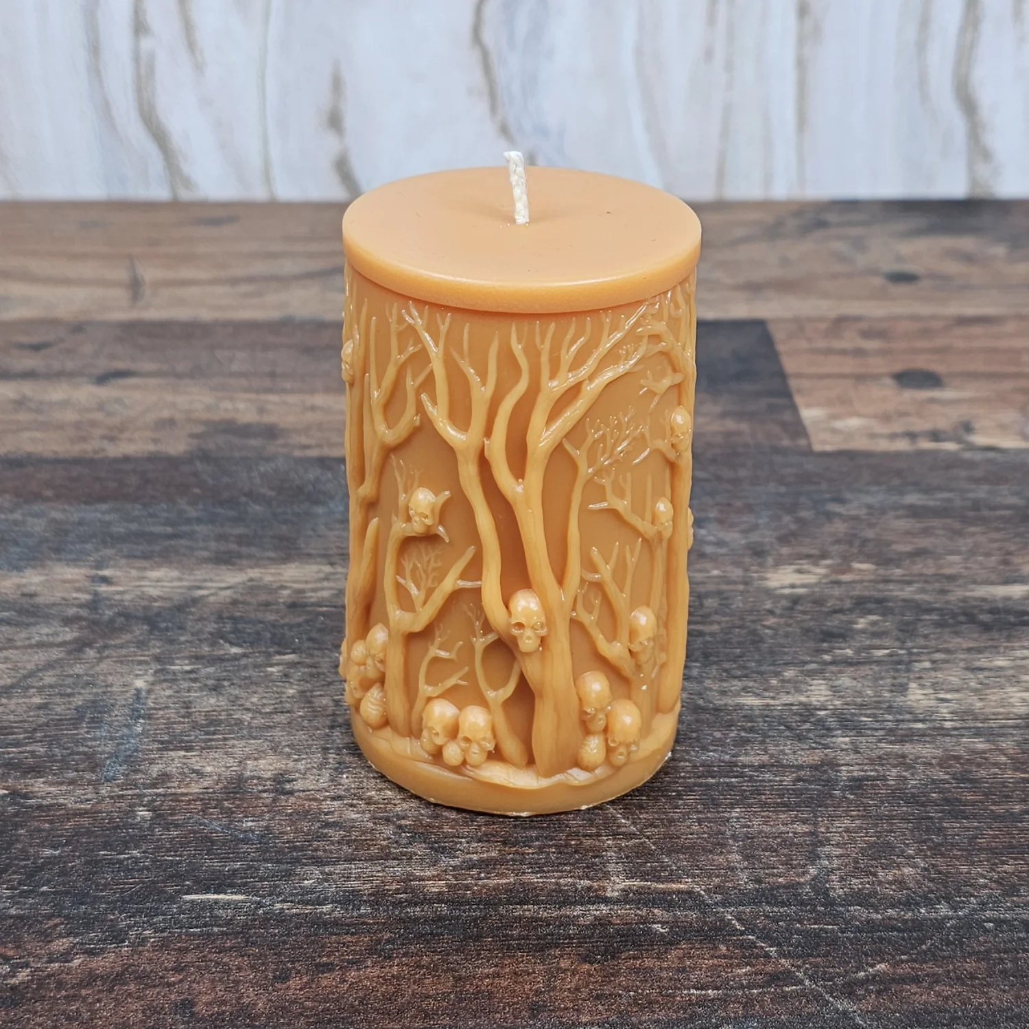 Hexenwald mit kleinen Totenköpfen