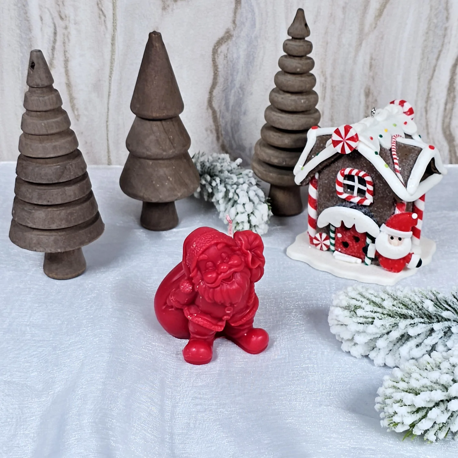 Weihnachtsmann mit schwerem Sack